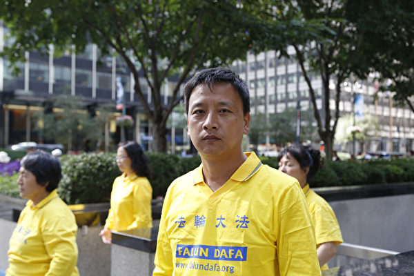 紐約法輪功學員邵長勇。(戴兵/大紀元) 紐約法輪功學員邵長勇。(戴兵/大紀元)