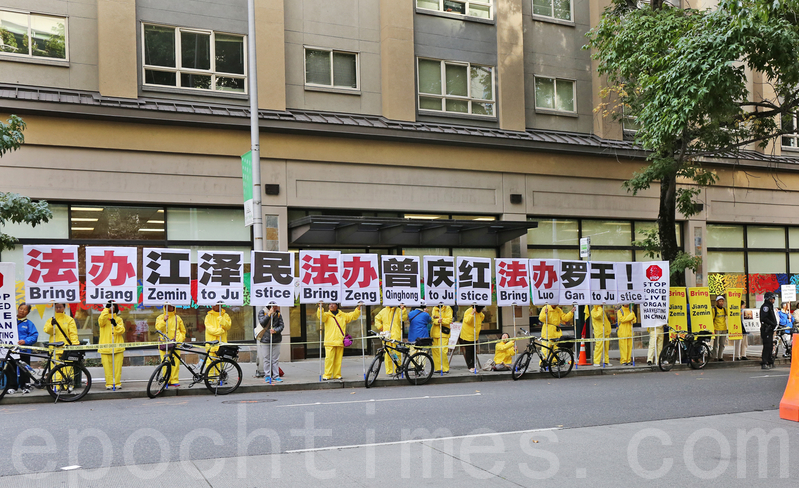 法輪功學員在習近平來訪時的一個街道兩邊展示出的「法辦江澤民 法辦曾慶紅 法辦羅干」的展板。(潔心/大紀元)
