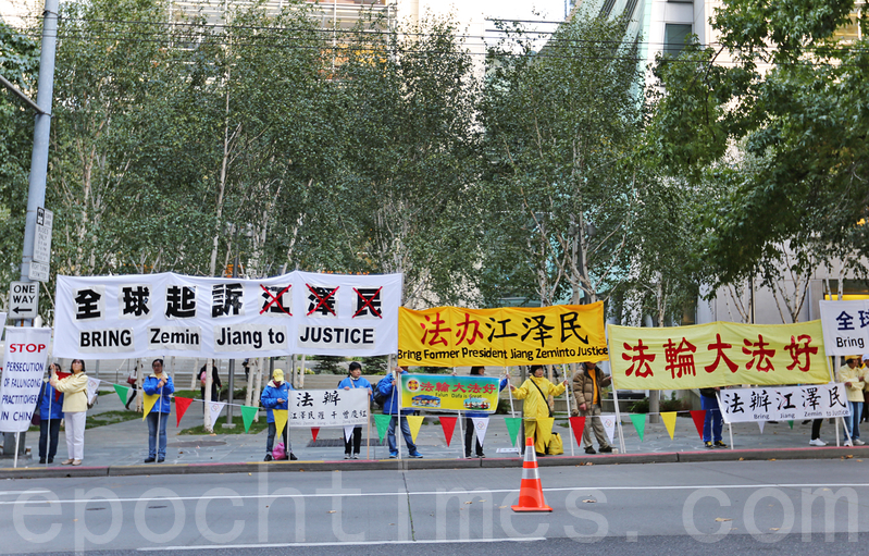 法輪功學員在習近平來訪時的一個街道兩邊展示出的「全球起訴江澤民」「法辦江澤民」等展板。(潔心/大紀元)