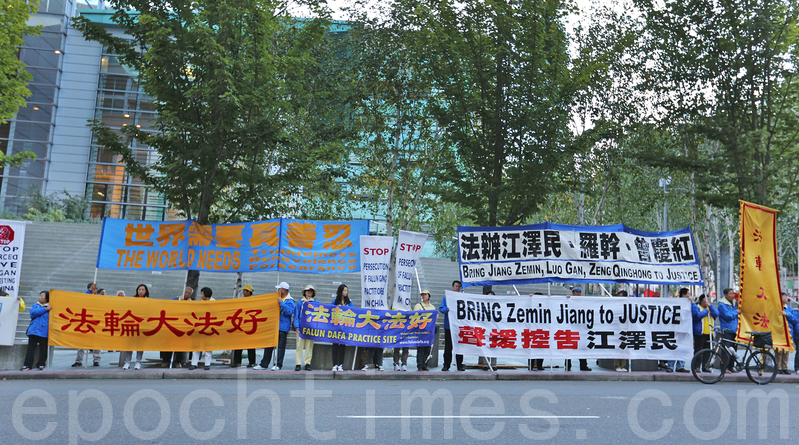 法輪功學員在習近平來訪時的一個街道兩邊展示出的「全球起訴江澤民」「法辦江澤民」等展板。(潔心/大紀元)