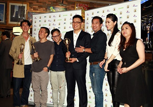 《麻醉风暴》获4大奖,(左起)吴慷仁、导演萧力修、编剧黄建铭、制作人曾瀚贤、演员黄建玮、谢盈萱、编剧王卉竺。(公视提供) 《麻醉风暴》获4大奖,(左起)吴慷仁、导演萧力修、编剧黄建铭、制作人曾瀚贤、演员黄建玮、谢盈萱、编剧王卉竺。(公视提供)
