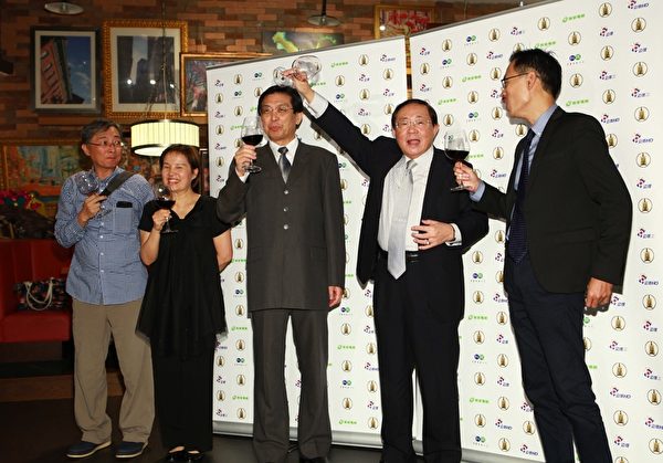 (左起)公视副总陈厚裕、执行副总孙青、公视总经理丘岳、公广集团董事长邵玉铭、客家电视台台长李儒林。(公视提供) (左起)公视副总陈厚裕、执行副总孙青、公视总经理丘岳、公广集团董事长邵玉铭、客家电视台台长李儒林。(公视提供)