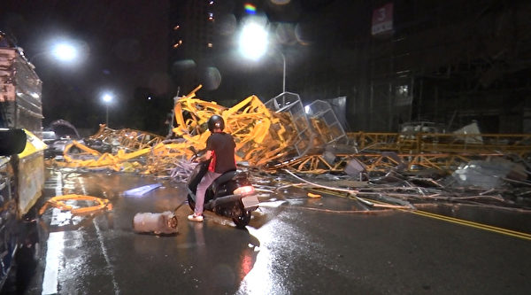 強烈颱風杜鵑襲台,新竹市慈濟路上一處建案工地樓頂的巨型吊臂28日晚間不敵強風倒塌,砸毀路旁多輛汽車,所幸無人員傷亡。(民眾提供) 強烈颱風杜鵑襲台,新竹市慈濟路上一處建案工地樓頂的巨型吊臂28日晚間不敵強風倒塌,砸毀路旁多輛汽車,所幸無人員傷亡。(民眾提供)