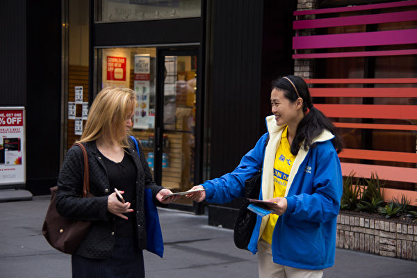 9月28日在中共国家主席习近平参加联合国大会,法轮功学员在联合国周围从34街到54街,祥和安静的打出“法轮大法好”、“法办江泽民”等横幅。(戴兵/大纪元) 9月28日在中共国家主席习近平参加联合国大会,法轮功学员在联合国周围从34街到54街,祥和安静的打出“法轮大法好”、“法办江泽民”等横幅。(戴兵/大纪元)