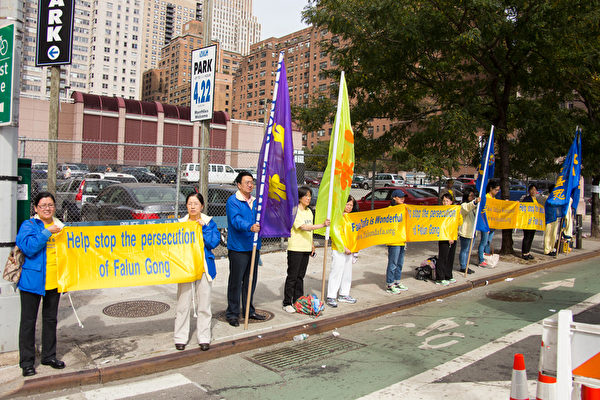 9月28日在中共国家主席习近平参加联合国大会,法轮功学员在联合国周围从34街到54街,祥和安静的打出“法轮大法好”、“法办江泽民”等横幅。(戴兵/大纪元) 9月28日在中共国家主席习近平参加联合国大会,法轮功学员在联合国周围从34街到54街,祥和安静的打出“法轮大法好”、“法办江泽民”等横幅。(戴兵/大纪元)