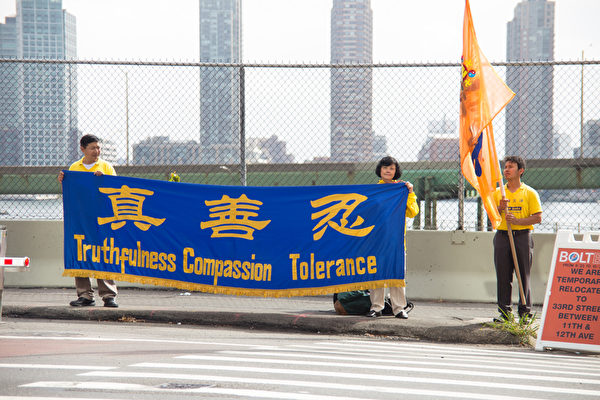 9月28日在中共国家主席习近平参加联合国大会,法轮功学员在联合国周围从34街到54街,祥和安静的打出“法轮大法好”、“法办江泽民”等横幅。(戴兵/大纪元) 9月28日在中共国家主席习近平参加联合国大会,法轮功学员在联合国周围从34街到54街,祥和安静的打出“法轮大法好”、“法办江泽民”等横幅。(戴兵/大纪元)