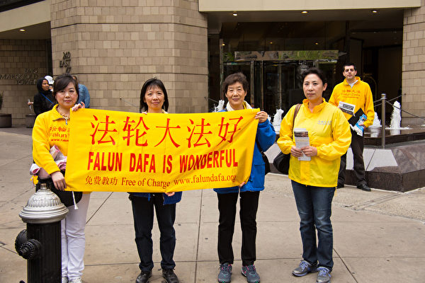 9月28日在中共国家主席习近平参加联合国大会,法轮功学员在联合国周围从34街到54街,祥和安静的打出“法轮大法好”、“法办江泽民”等横幅。(戴兵/大纪元) 9月28日在中共国家主席习近平参加联合国大会,法轮功学员在联合国周围从34街到54街,祥和安静的打出“法轮大法好”、“法办江泽民”等横幅。(戴兵/大纪元)