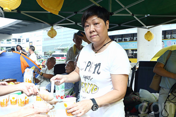 在伞运期间饭店老板娘Cat姐,一直为金钟及旺角占领人士送二餐。(蔡雯文/大纪元) 在伞运期间饭店老板娘Cat姐,一直为金钟及旺角占领人士送二餐。(蔡雯文/大纪元)