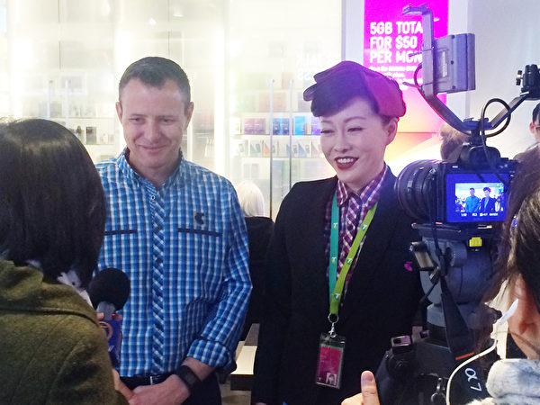 悉尼Telstra手机产品代表John Chambers和店员Rena Lu。(Multicall提供) 悉尼Telstra手机产品代表John Chambers和店员Rena Lu。(Multicall提供)