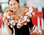 大陸女星陸瑤身穿小熊裝現身北京機場，吸引周圍小孩的目光。（宇樂樂文化提供）