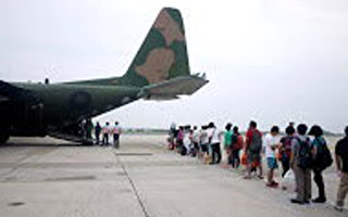 空军C130加入输运滞留马公旅客