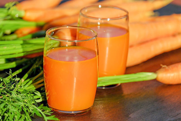 常喝胡萝卜汁，有助于保护视力，对产妇也有催乳作用。