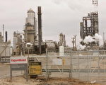 3月6日埃克森美孚宣布，將在美國的墨西哥灣地區投資200億美元，開發和升級當地的化工石油精煉行業。圖為埃克森美孚煉油廠。(Scott Olson/Getty Images)
