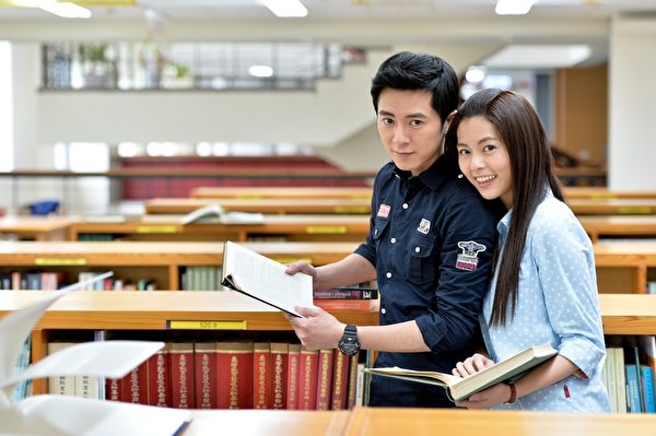 在《我的自由年代》中,任容萱與李國毅飾演熱戀中的情侶,常常曬甜蜜。(三立提供) 在《我的自由年代》中,任容萱與李國毅飾演熱戀中的情侶,常常曬甜蜜。(三立提供)