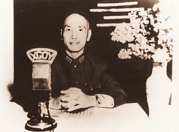 中央广播电台为纪念抗战胜利七十周年,用最强而有力的“声音”带领民众回顾历史,除推出专题报导及系列节目,先总统蒋中正先生1945年于央广发表的抗战胜
利宣言遗音,也于七七抗战纪念日,在空中重现。图为1945年8月15日抗战胜利时,先总统蒋公透过央广国际频率向海外广播。(中央广播电台提供) 中央广播电台为纪念抗战胜利七十周年,用最强而有力的“声音”带领民众回顾历史,除推出专题报导及系列节目,先总统蒋中正先生1945年于央广发表的抗战胜
利宣言遗音,也于七七抗战纪念日,在空中重现。图为1945年8月15日抗战胜利时,先总统蒋公透过央广国际频率向海外广播。(中央广播电台提供)