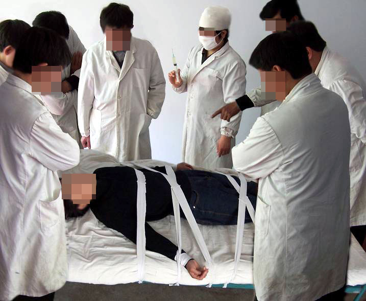 酷刑演示:打毒針(注射不明藥物)。(明慧網)