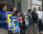 9月30日，舊金山部分民眾在市府前集會，表示支持F提案。（周鳳臨／大紀元）
