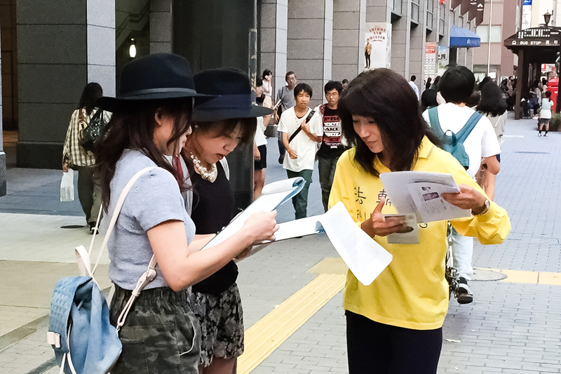 日本各地的法輪功學員在街頭向日本民眾講述法輪功受迫害的真相,聲援控江。圖為日本熊本縣的法輪功學員在街頭聯署舉報的情景。(大紀元圖片)