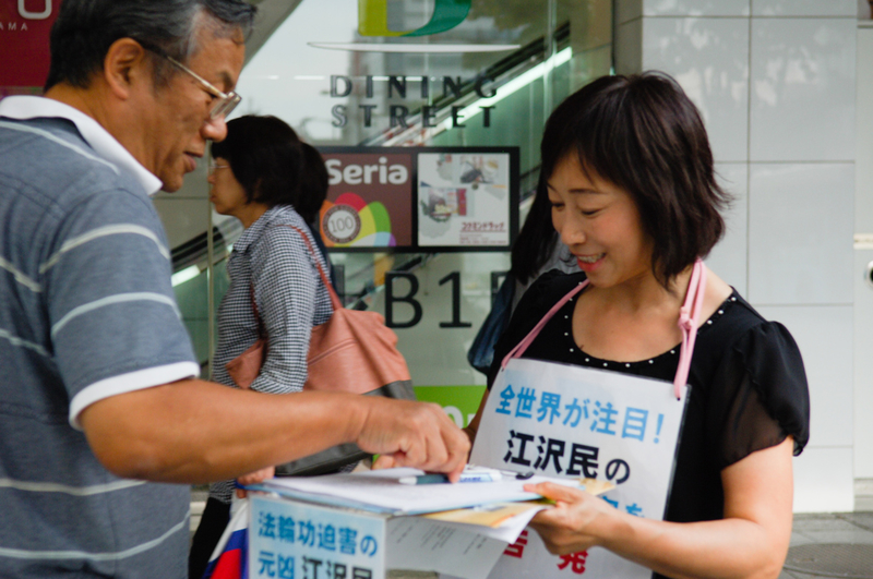 日本各地的法輪功學員在街頭向日本民眾講述法輪功受迫害的真相,聲援控江。圖為日本大阪的法輪功學員在街頭聯署舉報江澤民的情景。(大紀元圖片)