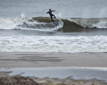 纽约长岛，冲浪者等待四级飓风“华金”(Joaquin)的到来。（Photo by Andrew Burton/Getty Images）