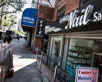 在州政府严格执法下，华人美甲业的前途令人担忧，图为曼哈顿的一家甲店。（Andrew Burton/Getty Images）