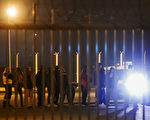 3日凌晨约有100名移民闯入英法海底隧道，交通因此中断。图为，维安人员进入隧道护送移民。(PHILIPPE HUGUEN/AFP)