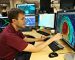 最新预测显示，飓风华金可能不会袭击东海岸。图为美国国家飓风预测中心。 (Joe Raedle/Getty Images)