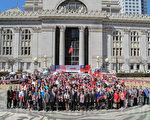 10月2日，旧金山侨界在东湾奥克兰市政厅前举行双十国庆升旗典礼。（李文净／大纪元）