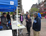 華人進步會及美華協會（OCA）紐約分會4日在曼哈頓華埠且林士果廣場發動選民登記活動。（蔡溶/大紀元）