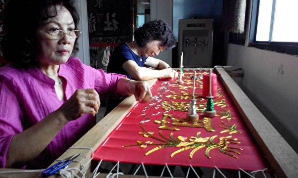社區媽媽用一針一線繡出 新生社區的金字招牌。(謝月琴/大紀元) 社區媽媽用一針一線繡出 新生社區的金字招牌。(謝月琴/大紀元)