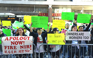 6日「薪資保證金」強執前夕，華人美甲業者《紐約時報》門前抗議給美甲業帶來巨大衝擊的報導。（林丹/大紀元）