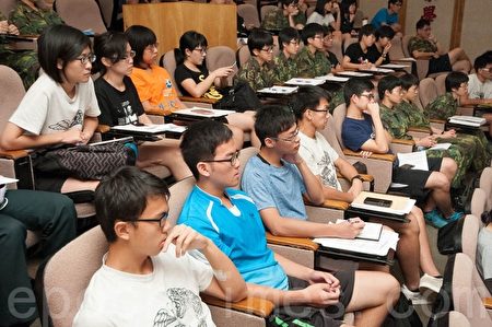 加拿大華裔導演李雲翔的紀錄片《活摘》(又名《大衛戰紅魔》),今年榮獲第74屆美國廣播電視文化成就獎(又名皮博迪獎)。圖為6日在國防醫學院舉辦的《活摘》特映暨導演分享會,李雲翔出席並接受記者採訪。(王仁駿/大紀元) 加拿大華裔導演李雲翔的紀錄片《活摘》(又名《大衛戰紅魔》),今年榮獲第74屆美國廣播電視文化成就獎(又名皮博迪獎)。圖為6日在國防醫學院舉辦的《活摘》特映暨導演分享會,李雲翔出席並接受記者採訪。(王仁駿/大紀元)