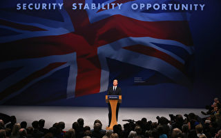 英国首相：向贫困全面开战