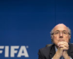 國際足聯（FIFA）道德委員會10月7日召開會議決定，對長期擔任足聯主席的布拉特（圖）臨時停職90天。瑞士首席檢察官上月底啟動對布拉特的刑事調查。  (Alessandro Della Bella/Getty Images)