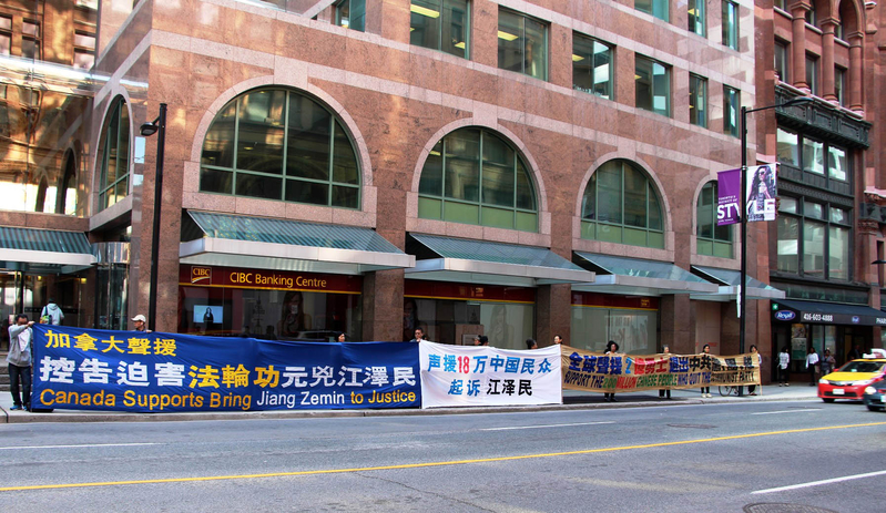 九月二十一日(星期一)下午四点至五点半,多伦多部分法轮功学员在市中心最繁忙的Yonge(央街)和Queen街交界,举行“声援诉江大潮”真相长城和举报江泽民征签活动。(明慧网)