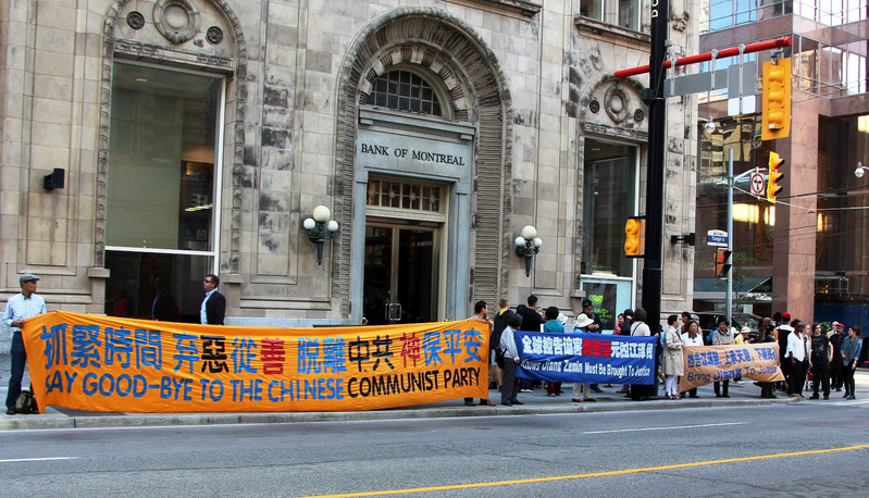 九月二十一日(星期一)下午四点至五点半,多伦多部分法轮功学员在市中心最繁忙的Yonge(央街)和Queen街交界,举行“声援诉江大潮”真相长城和举报江泽民征签活动。(明慧网)