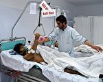10月3日，美國空軍誤炸無國界醫生組織在阿富汗昆都茲的醫院，6日一名該組織的醫護人員在當地一家意大利資助的醫院接受治療。
(WAKIL KOHSAR/AFP/Getty Images)