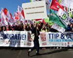 超过20万人周六（10月10日）在德国首都柏林举行集会，抗议欧洲和美国正在商谈的自由贸易协定。他们称这一协定反民主，可能降级食品安全、劳动及环保标准。(JOHN MACDOUGALL/AFP/Getty Images)