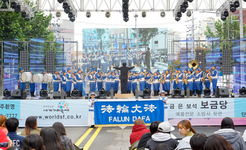 开幕式舞台上,天国乐团率先上台演奏乐曲。(金国焕/大纪元)