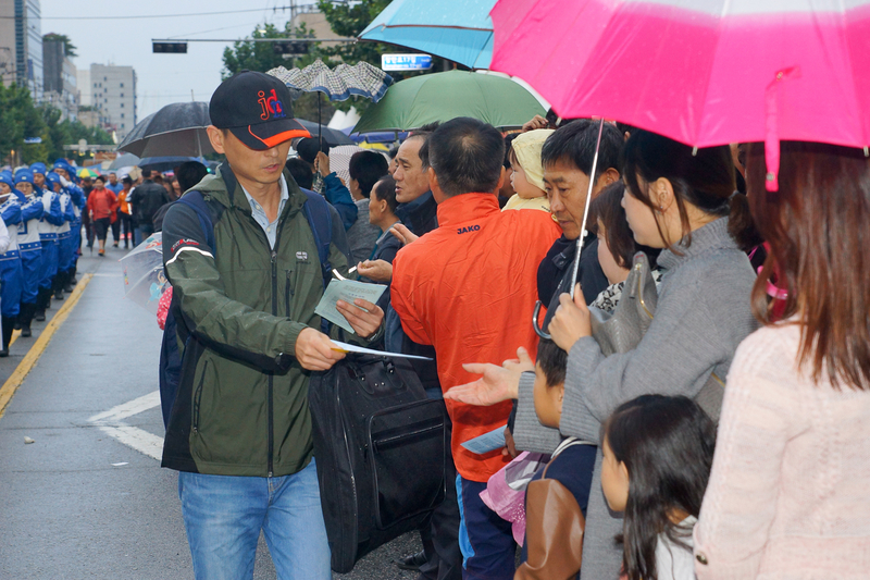 现场也发放法轮功真相传单给民众。(金国焕/大纪元)