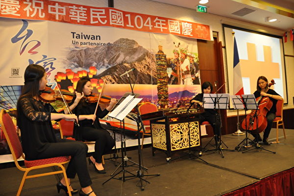 旅法主修音樂留學生進行中西合璧的絃樂演奏。(台灣代表處提供) 旅法主修音樂留學生進行中西合璧的絃樂演奏。(台灣代表處提供)