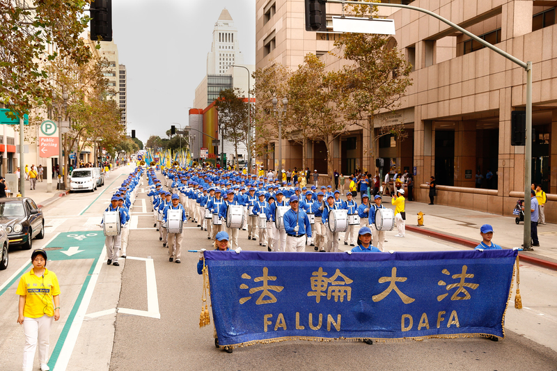 10月15日,來自世界各地的部分法輪功學員參加洛杉磯大遊行。(戴兵/大紀元)
