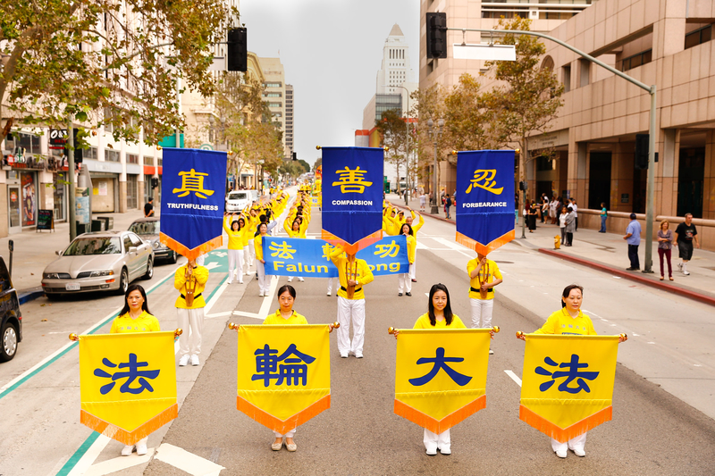 10月15日,來自世界各地的部分法輪功學員參加洛杉磯大遊行。(戴兵/大紀元)