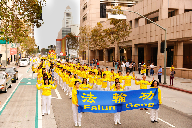 10月15日,來自世界各地的部分法輪功學員參加洛杉磯大遊行。(戴兵/大紀元)