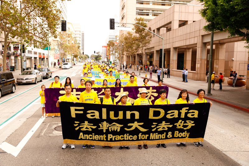 10月15日,來自世界各地的部分法輪功學員參加洛杉磯大遊行。(戴兵/大紀元)