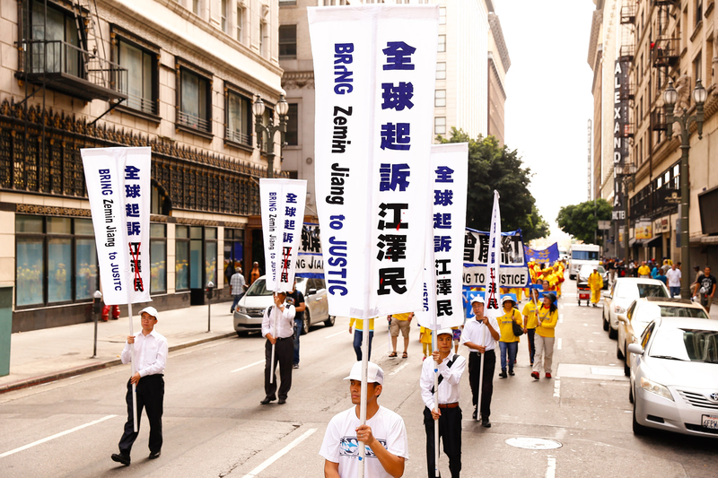 10月15日,來自世界各地的部分法輪功學員參加洛杉磯大遊行呼籲停止迫害法辦元凶。(戴兵/大紀元)