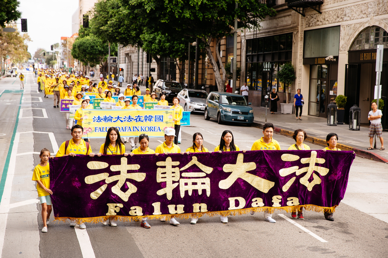 10月15日,來自世界各地的部分法輪功學員參加洛杉磯大遊行。(愛德華/大紀元)
