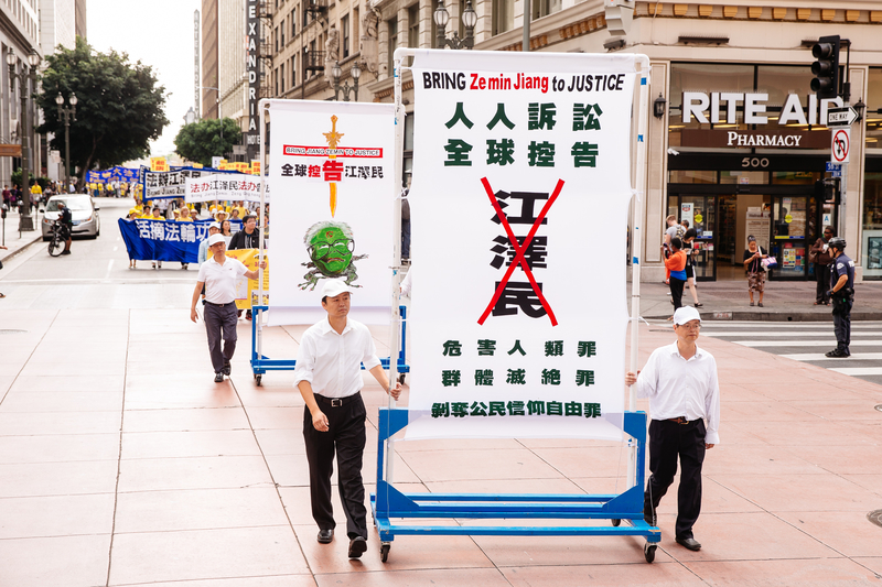 10月15日,來自世界各地的部分法輪功學員參加洛杉磯大遊行。(愛德華/大紀元)