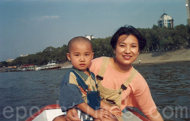 法輪功學員尹麗萍在中共江澤民集團發動這場迫害中,先後被7次綁架、3次勞教、六次因迫害生命奄奄一息被抬回家,但每次她都奇蹟般的活了過來。她帶著要在國際法庭控告江澤民的心願,輾轉流亡海外。圖為迫害前她跟兒子幸福的合影(大紀元資料室)