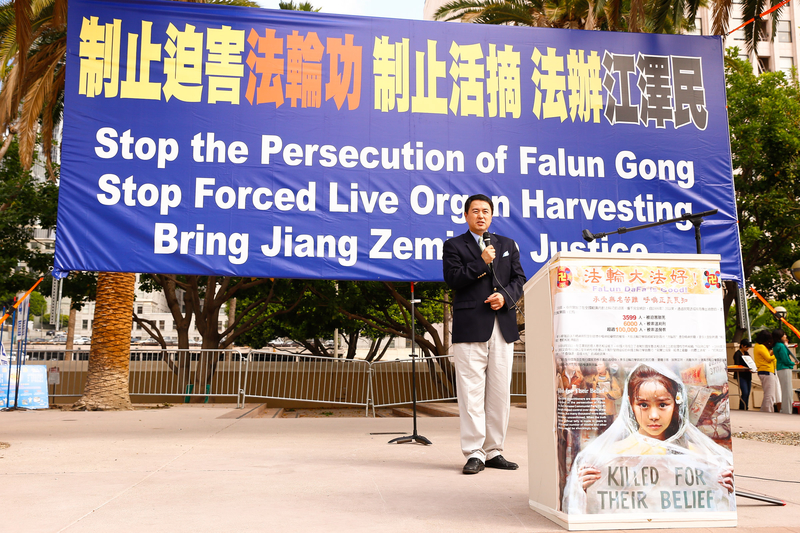 2015年10月15日,全球部分法輪功學員在洛杉磯市中心舉行大型集會,法輪功發言人張而平介紹了中共對法輪功的血腥迫害,以及法輪功修煉者以和平理性的方式拒絕暴力的基本情況。(戴兵/大紀元)